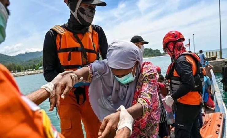 ইন্দোনেশিয়ার উপকূলে দেড় শতাধিক রোহিঙ্গা উদ্ধার