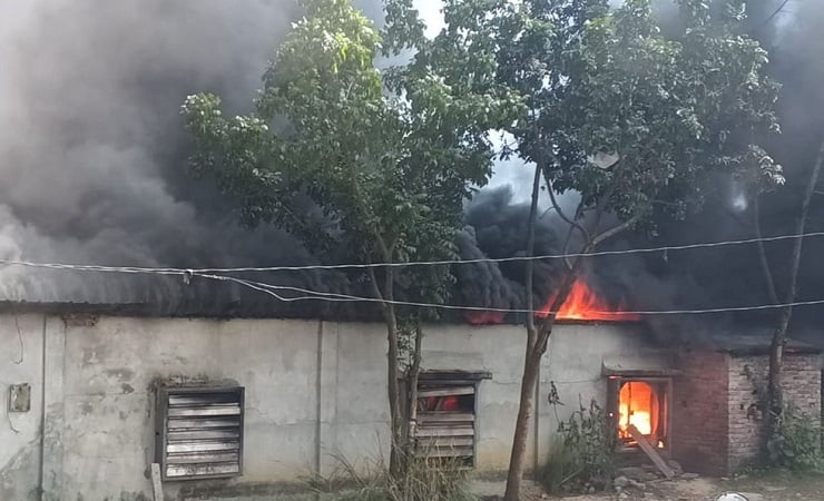 গাজীপুরে কারখানা বন্ধের প্রতিবাদে শ্রমিকদের বিক্ষোভ, অগ্নিসংযোগ